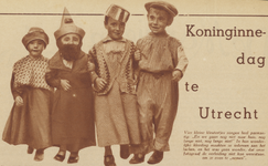 874101 Afbeelding van vier verklede kinderen bij de viering van Koninginnedag, in een volksbuurt te Utrecht.